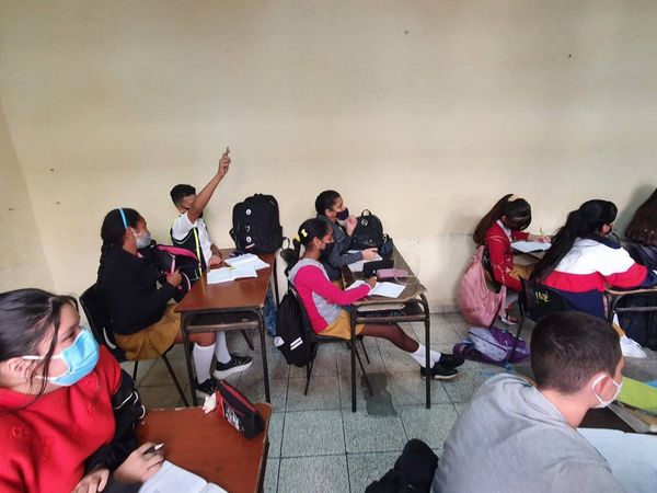 SB_JoseMarti_SC's tweet photo. Se preparan los estudiantes en diferentes materias con vista a exámenes finales cumpliendo con las medidas higiénicas sanitarias.@dmesantaclaravc
 @liemodpe
 @dpevillaclara
 @RevillaVega
 @MenendezRivero
 @Pablomachadocr2 https://t.co/zEQWsxXUx7