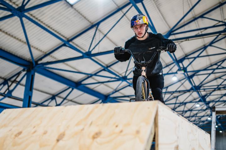 Bu hareket tarihe geçti! 🤯
 
🚲 Kieran Reilly, BMX bisikleti ile Mayıs ayından beri çalıştığı hareketini işte böyle yaptı! 👇