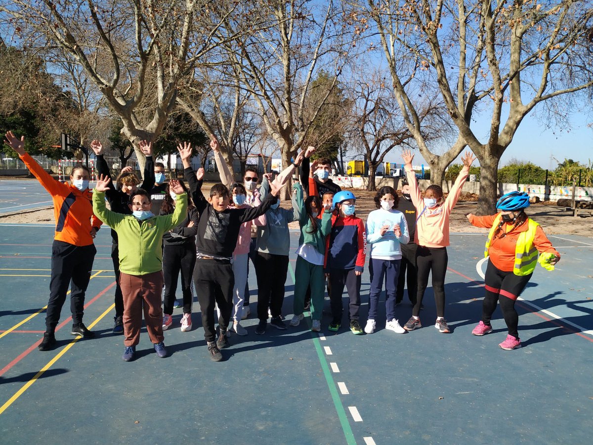 aulaciclista's tweet photo. Muntar amb bicicleta és molt més que desplaçar-se per la ciutat. És salut, és responsabilitat, és diversió, és companyia...
Des d'#AulaCiclistaFCCV ens acomiadem de l'alumnat del #CeipLluisVives d'Oliva, però només... fins al curs que ve! https://t.co/0nT80Nf9Kq