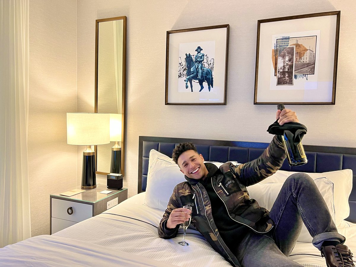 After 2 years of lockdowns, it felt so good to jump on a plane again. Finally back in America and it’s my first time ever in Boston! Stoked to kick off my stay in a killer suite at <a href="/WhitneyHotelBOS/">The Whitney Hotel Boston</a>. Thanks for such an incredibly warm welcome! 🇺🇸 

#whitneyhotelboston #stayic