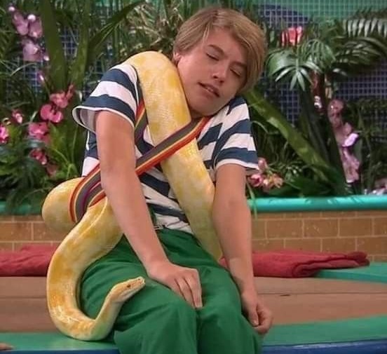 Cuando te abraza un familiar que habla huevadas de ti