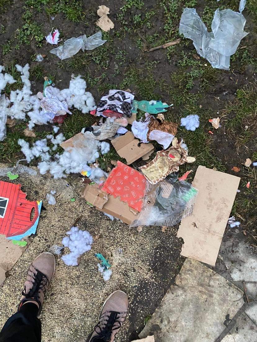 pierremetzger's tweet photo. Merci au livreur d'#Amazon qui a jeté la livraison par dessus le portail en permettant au chien de s'amuser mais ce n'était pas lui à l'origine la commande... https://t.co/Ar1SNCYXjk