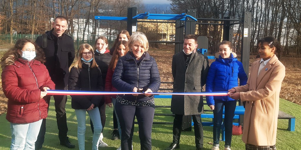 [STATION AIRFIT] 🤸
Une drôle d'installation a pris place au Parc des Mouilles... 🧐 Il s'agit d'une station AirFit.
Ce module de sport, gratuit et accessible à tous est relié à une application gratuite, qui permet aux utilisateurs de suivre un programme sportif personnalisé !