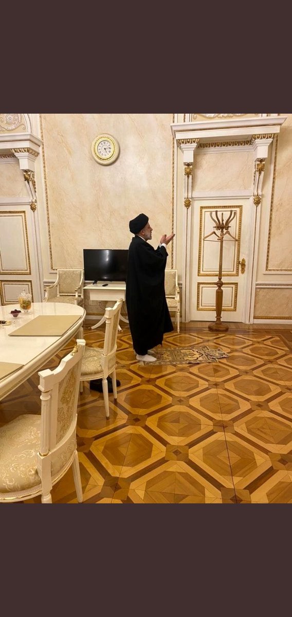 HamidM56's tweet photo. این تصویر بیش از آنکه شبیه به کسی باشد که رو به قبله نماز می خواند شبیه کسی است که در درون کعبه نماز می خواند. https://t.co/mJ22l68Pr2