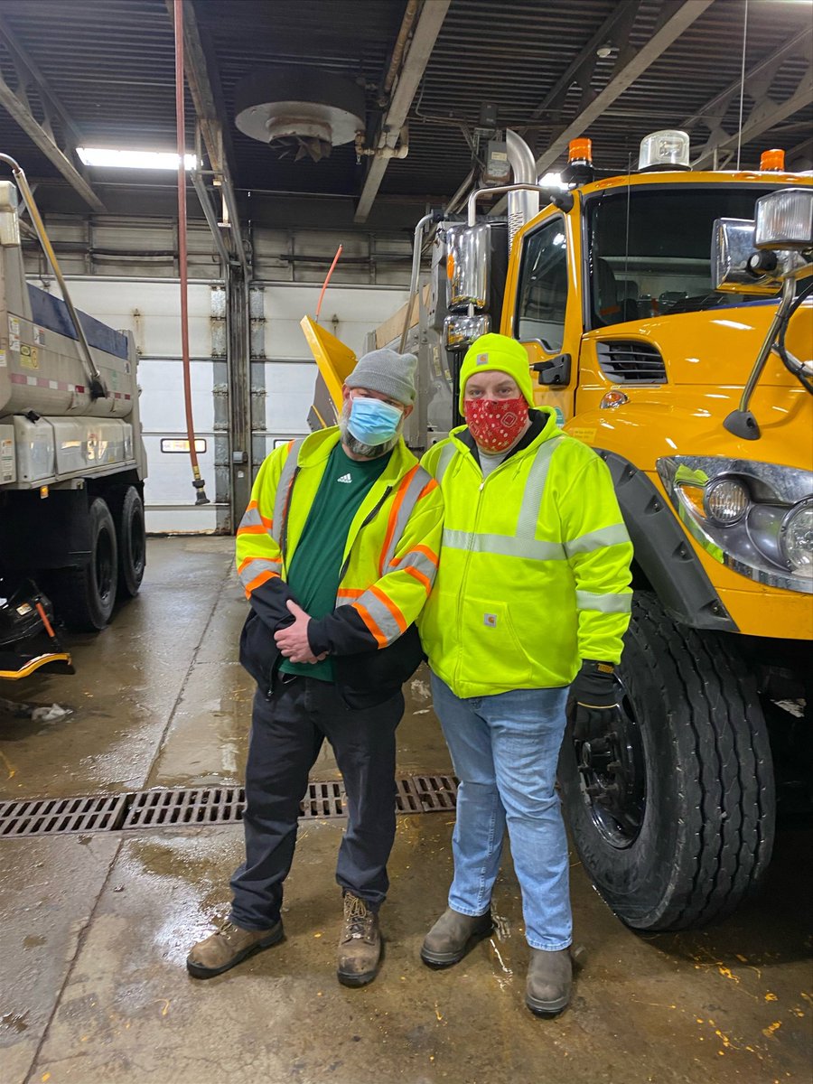 nysdotli's tweet image. #TBT to this past weekend. Long Island mainly saw rain, but Upstate got lots of snow. Some of our plow operators traveled up to the Buffalo area to lend a hand clearing the roads. New Yorkers always stand together to help each other.