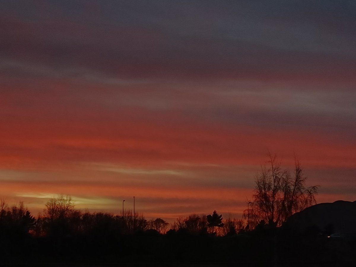 Goodnight #Scotland Seen from my home office in the outskirts of Edinburgh a short while ago! The silhouette of Arthur's Seat in the distance 🤩🏞🏴󠁧󠁢󠁳󠁣󠁴󠁿 #LoveScotland #ScotlandIsCalling <a href="/VisitScotland/">VisitScotland</a> <a href="/Scotland/">Brand Scotland 🏴󠁧󠁢󠁳󠁣󠁴󠁿</a>