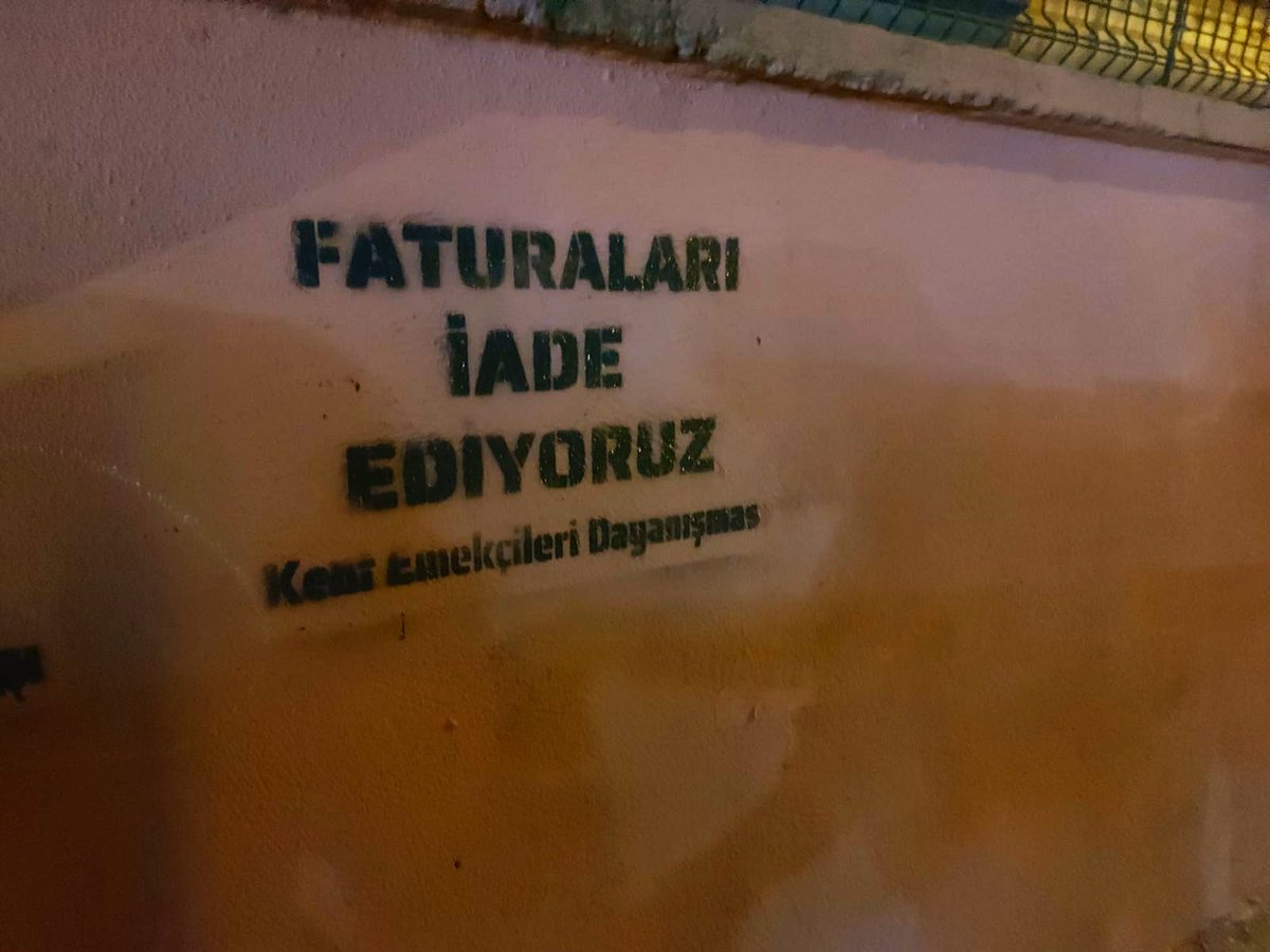 İzmir Kafe-Bar Çalışanları Dayanışması (@kafecal) on Twitter photo Geçinmek ve insansa yaşamak istiyoruz ! Faturalarla geçinemiyoruz.
#ElektrikZammı
Faturaları #İadeEdiyoruz
<a href="/kafebardayanism/">Kafe-Bar Çalışanları Dayanışması</a> <a href="/EmekcileriKent/">Kent Emekçileri Dayanışması</a> <a href="/kentemekizmir/">İzmir Kent Emekçileri Dayanışması</a> Geçinmek ve insansa yaşamak istiyoruz ! Faturalarla geçinemiyoruz.
#ElektrikZammı
Faturaları #İadeEdiyoruz
<a href="/kafebardayanism/">Kafe-Bar Çalışanları Dayanışması</a> <a href="/EmekcileriKent/">Kent Emekçileri Dayanışması</a> <a href="/kentemekizmir/">İzmir Kent Emekçileri Dayanışması</a>