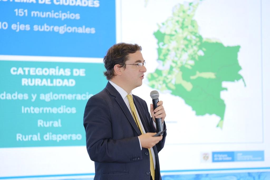 En el marco de la Feria de <a href="/teterritoriales/">Tejidos Territoriales</a> organizado por la <a href="/cepal_onu/">CEPAL</a>, nuestro subdirector, <a href="/dgomezco/">Daniel Gómez #25 Senado NL</a>, señaló que "conectar los territorios para potencializar el desarrollo implica entender el territorio como un continuo urbano-rural".  🧵