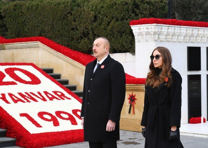 AzadmediaAz's tweet photo. Prezident @presidentaz İlham Əliyev və xanımı Şəhidlər xiyabanını ziyarət etdi 

https://t.co/ak4djFrINE https://t.co/5FnNXUetAE