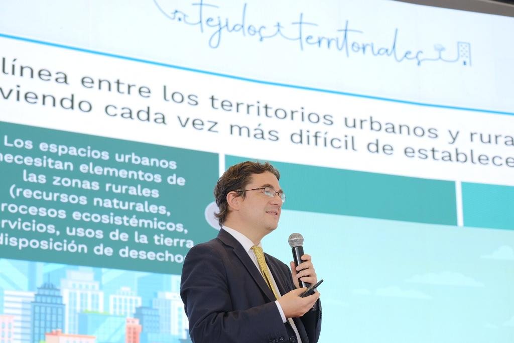 El país debe avanzar en el reconocimiento de la importancia de los vínculos urbanos-rurales para mercados laborales, sistemas agroalimentarios, presencia de bienes públicos, gobernanza y esquemas asociativos municipales: <a href="/dgomezco/">Daniel Gómez #25 Senado NL</a>
