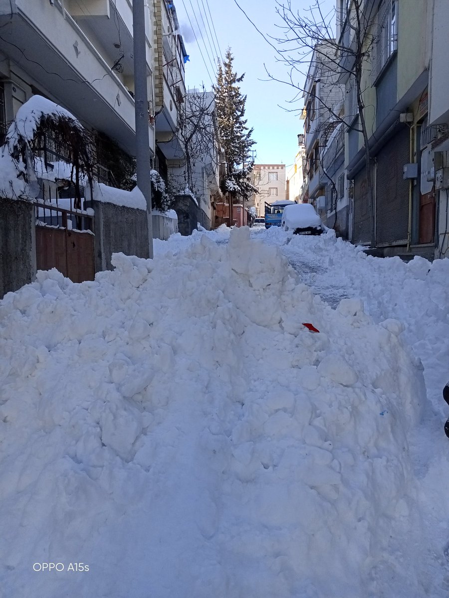 Dün gece saat 4 civarı bir kepçe ikamet ettiğim sokaktaki karı yukarıdan aşağıya sokağın girişine kadar yigip gitti ve biz o sokaktan çıkamıyoruz markete fırına gitmek istesek bu kar yığınının temizlenmesi için ne yapmamız lazım! <a href="/GaziantepBeld/">Gaziantep Büyükşehir</a> <a href="/sahinbeybel/">Şahinbey Belediyesi</a> <a href="/gul_davut/">Davut GÜL</a>