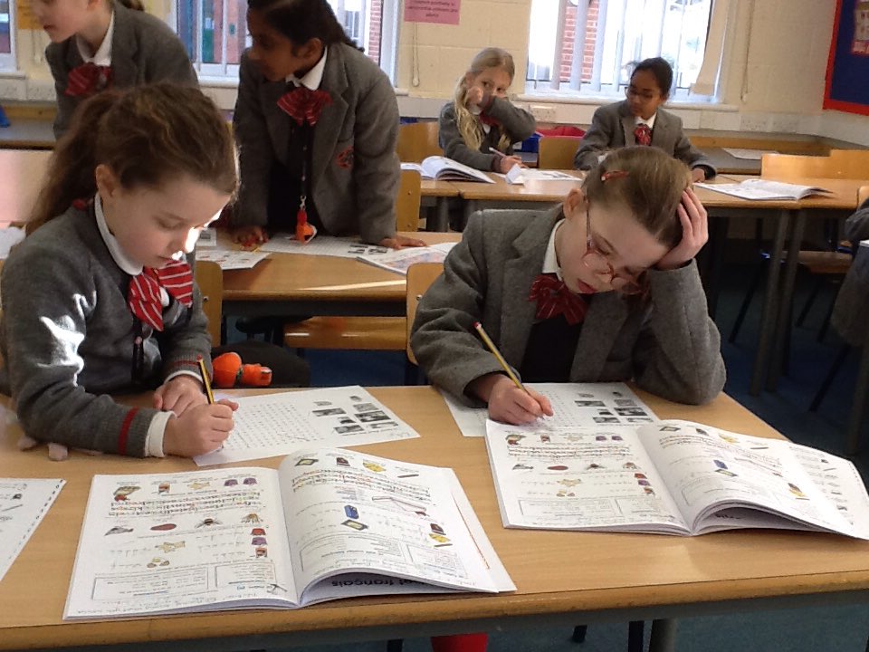 BGS_LanguageDpt's tweet photo. Year 3 pupils have been learning about food and drink in French, saying what they would like. #languages #french https://t.co/6KRzRapinN