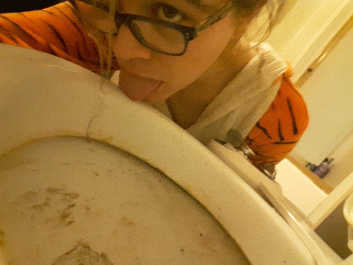 PostPorcelain's tweet photo. licking my disgusting toilet 😊
#toiletgirls #licktoilet #toilet #filth https://t.co/Z1NARvRQ5K