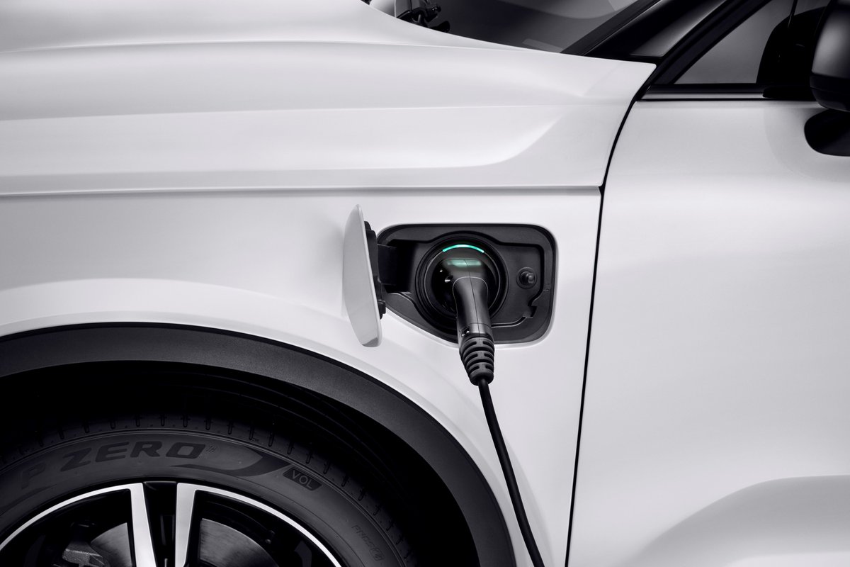 New figures show that there were 28,375 public electric vehicle charging devices available in the UK as of January 1. dlvr.it/SHTKrW