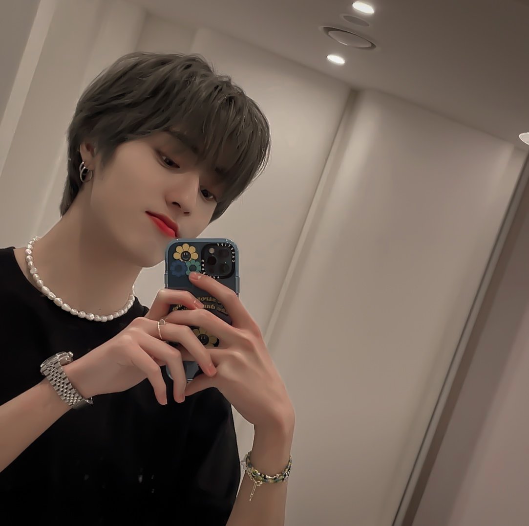 hwhourly's tweet photo. everything about him is perfect https://t.co/pjl3GpzCLH