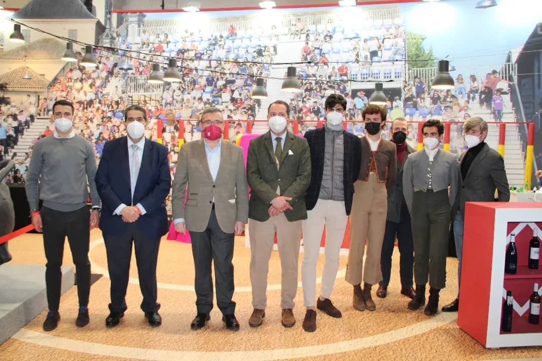 Arganda_Ayto's tweet image. El stand de #Arganda en @fitur_madrid, dedicado a las Fiestas Patronales en honor a la Virgen de la Soledad, ha acogido un acto monográfico sobre los eventos taurinos en la localidad con la participación de distintos representantes del mundo del toro
cutt.ly/5IPAv3j