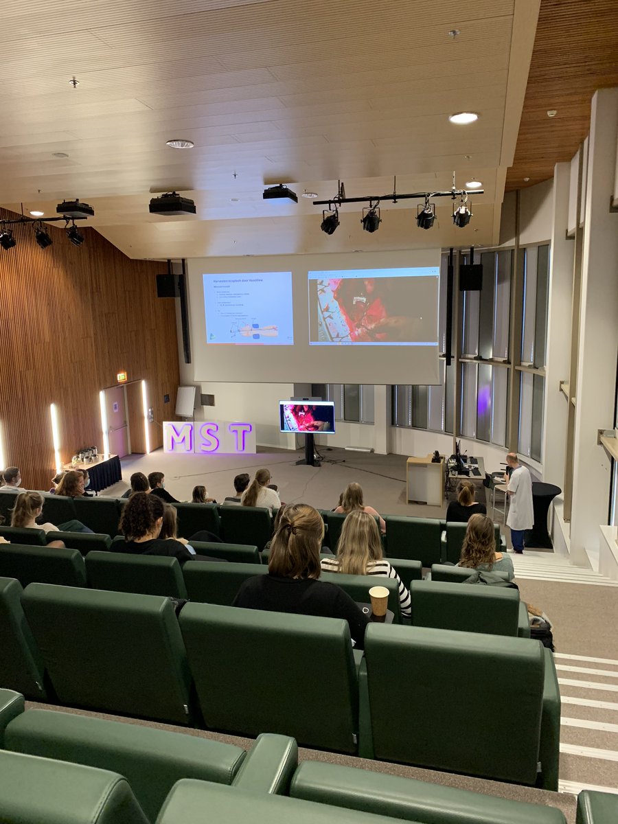 thoraxtwente's tweet photo. Vandaag in @ziekenhuisMST 40 studenten #TG van de @UTwente te gast die hebben meegekeken vanuit ons auditorium met een bypass operatie.Altijd indrukwekkend! 

@NVvTG #Zorg #thoraxchirurgie @Hartstichting #bypass https://t.co/TV4rJU9M3e