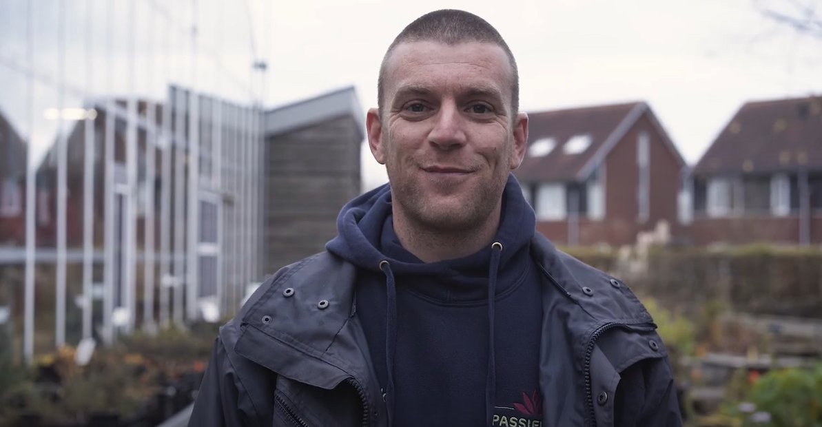 Vandaag in Binnen Alliade bekijken we mooie schilderijen van mos🍄. Hoe worden die bij de Kapschuur gemaakt? En we gingen langs bij Moaisa, daar worden kaarsen gemaakt🕯. Wat leuk om te zien! Dit en meer zie je in Binnen Alliade. Kijk je gezellig mee👀? bit.ly/3qILiAX