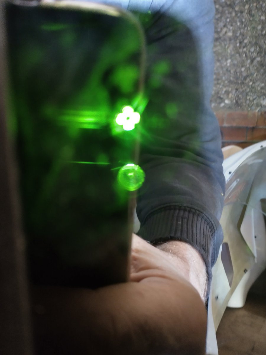 AnimeNera's tweet photo. Top is an aircraft landing light...
Bottom is a stupid bright led high beam...
2nd view is of the same, but through a welding mask lens....
Did I mention the landing light is quite bright...
#GettingATan https://t.co/TKyCU1YqHr