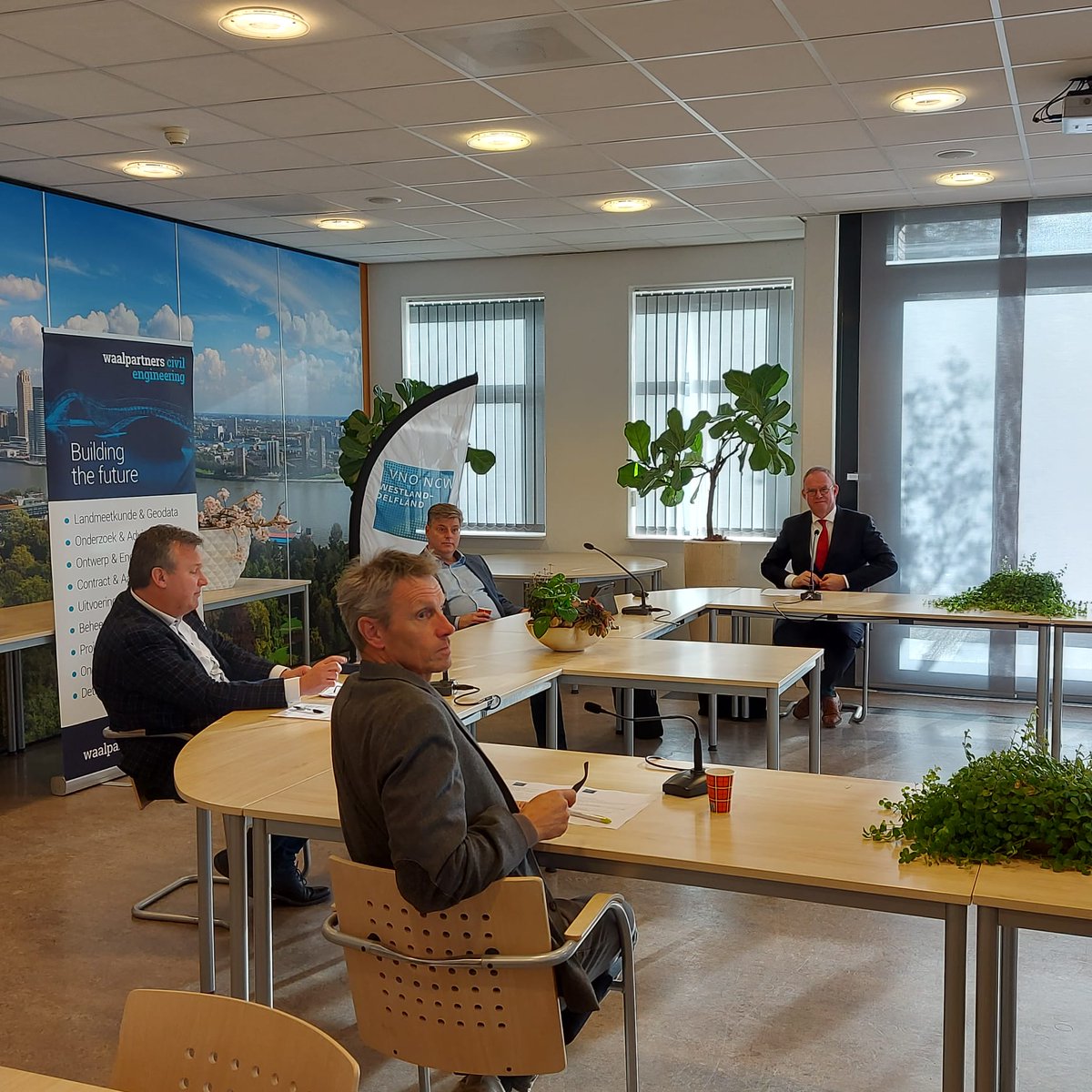 Vandaag in de workshop RO kijken we meer in de breedte en stellen we ons de vraag: Hoe kunnen we deze integrale gebiedsontwikkeling verder vormgeven en hoe moet dit worden aangepakt. Bert Melles geeft ons de huidige stand van zaken voor het Floraterrein.