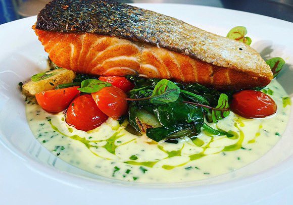 the_grey_mare_'s tweet photo. Beautiful day here today, you can see for miles 💛 #foodporn #amazingviews #foodie #foodstagram #countrypub #countryside #lunchout https://t.co/HEnjyrGfWe