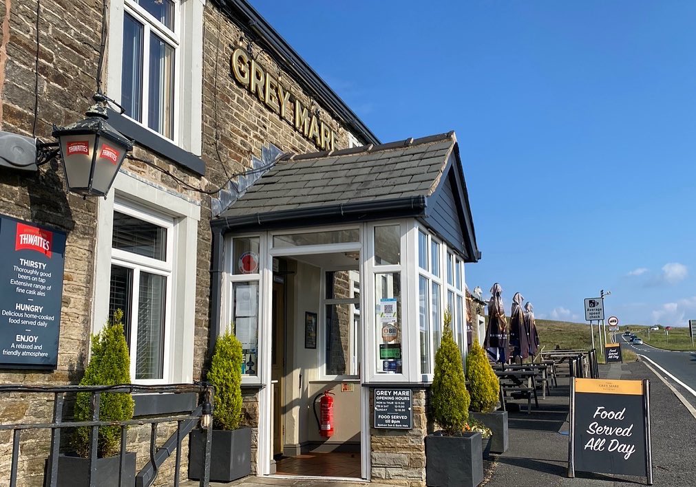 the_grey_mare_'s tweet photo. Beautiful day here today, you can see for miles 💛 #foodporn #amazingviews #foodie #foodstagram #countrypub #countryside #lunchout https://t.co/HEnjyrGfWe