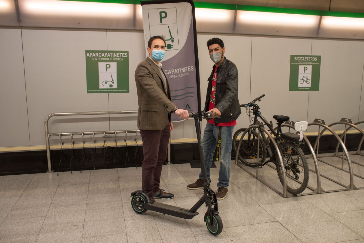_metrodesevilla's tweet photo. El ganador del concurso #Asusitio ha recogido su premio de manos de Javier de Frutos, Director de Operación de #MetrodeSevilla, en la estación Parque de los Príncipes.

Enhorabuena David, ahora podrás combinar 🛴+🚇 utilizando los aparcapatinetes con recarga eléctrica. https://t.co/yb7ISTJ0QE