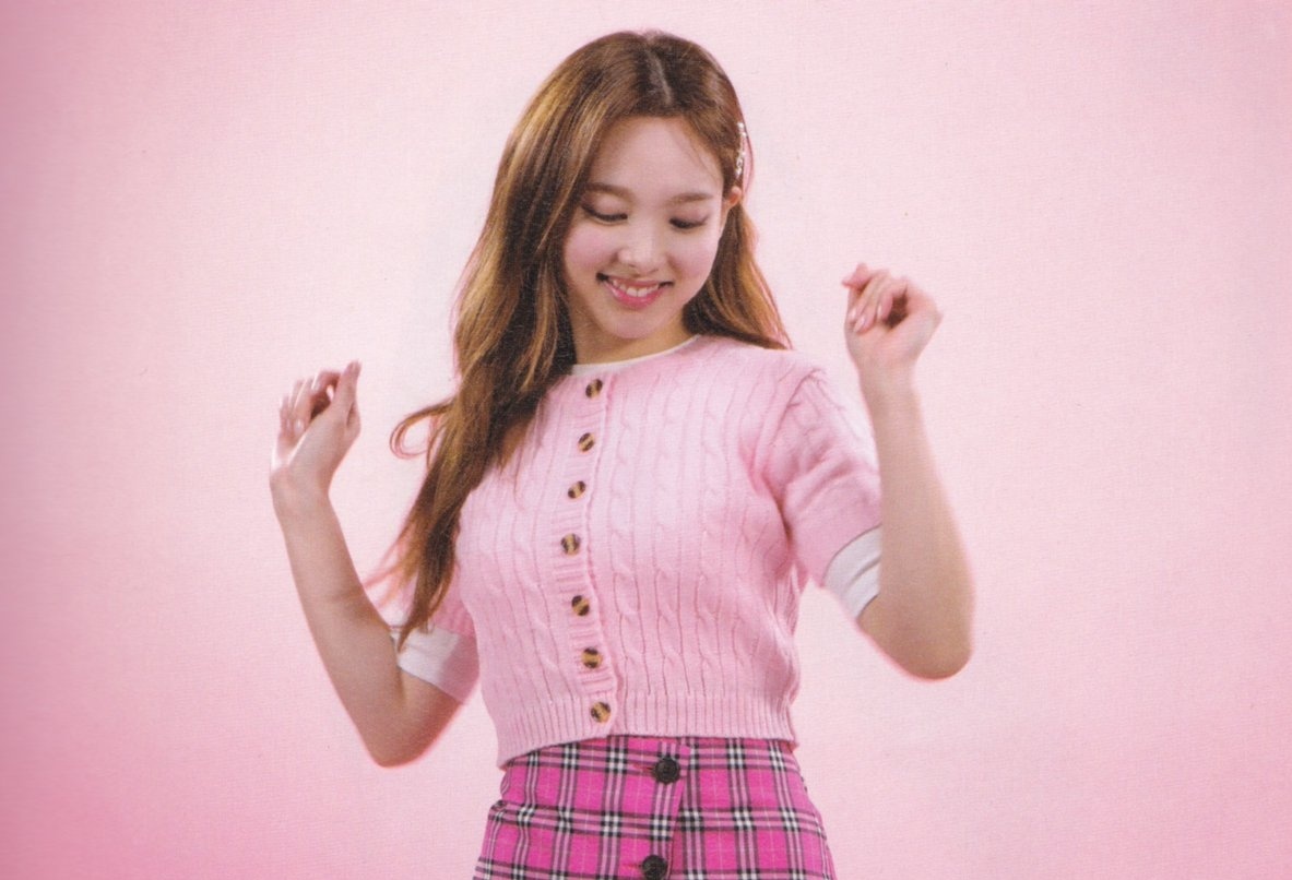 archivenayeon's tweet photo. nayeon in pink ♡ https://t.co/oTXG5XYX5h