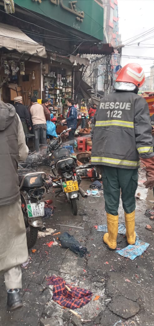 ExposeAntiIndia's tweet photo. The nature of the blast has yet to be ascertained. Forensic teams are also considering the possibility of a time-triggered improvised explosive device (#IED) and evidence from the site is being collected
#terrorist #Pakistan #AnarKaliBazaar #anarkaliblast
#PakistanMovingBackward https://t.co/RJEI7rO7Q4