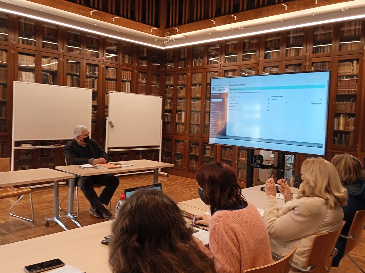 AgustiAlcoberro's tweet photo. Amb degans i responsables de les col.leccions patrimonials de la @UniBarcelona tot analitzant el #Museuvirtual@ub.edu i altres projectes de futur. Orgullosos del nostre patrimoni. https://t.co/iG2AvaoBNv