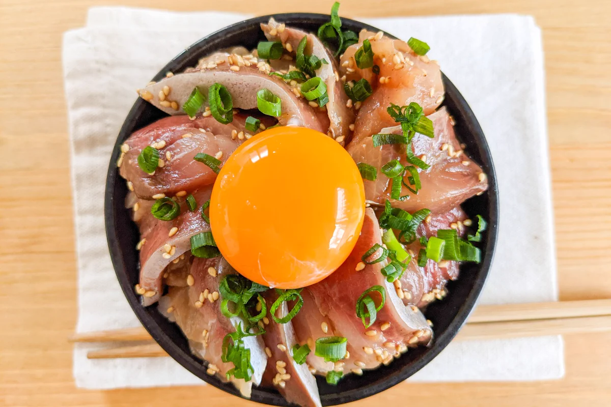 ポン酢の酸味でさっぱり美味しそう！ブリを使った簡単丼ものレシピ！