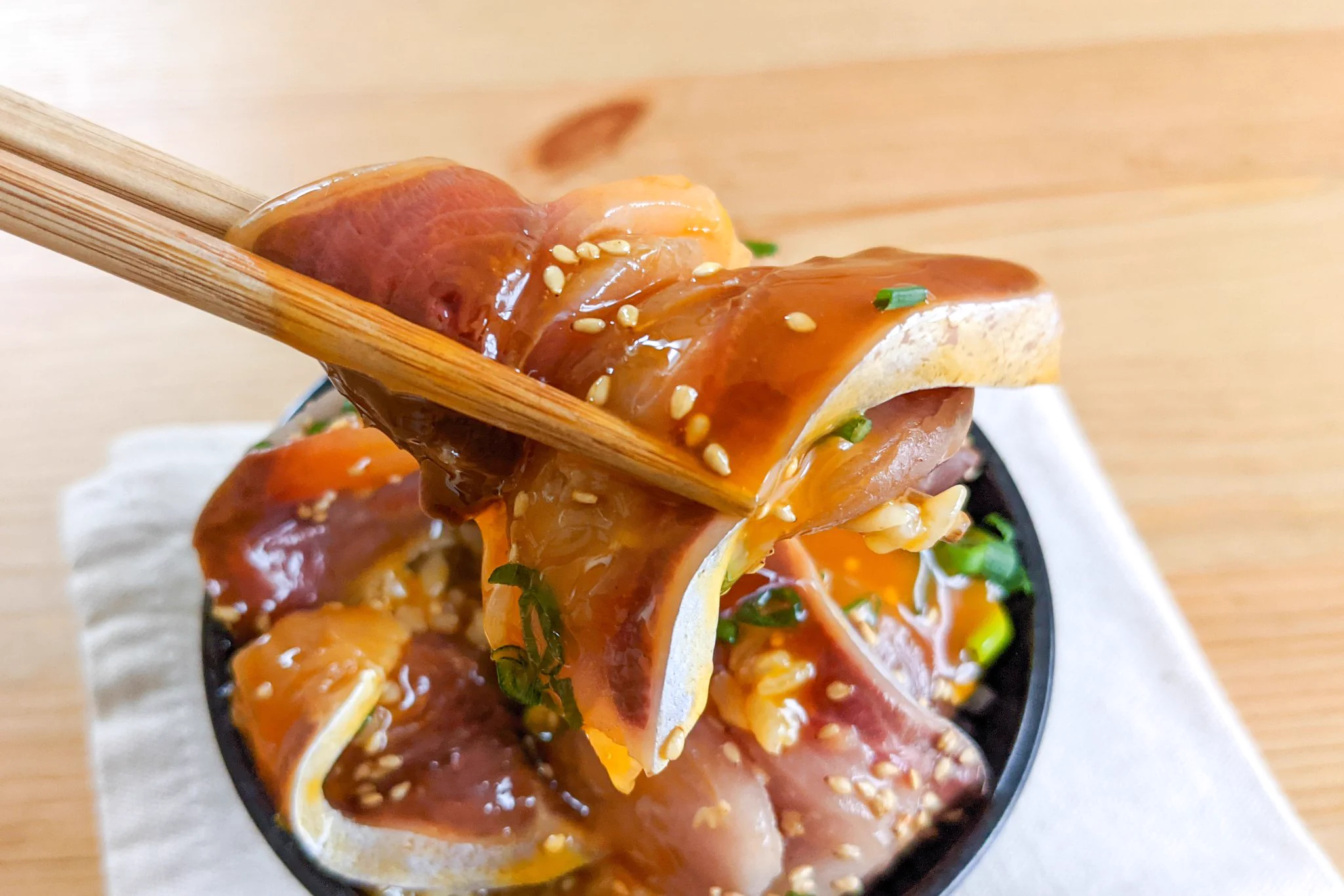 ポン酢の酸味でさっぱり美味しそう！ブリを使った簡単丼ものレシピ！