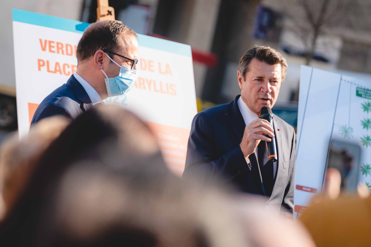 anthony_borre's tweet photo. Aux Moulins avec @cestrosi, pour présenter le nouveau projet de requalification de la place des Amaryllis.

#Nice06 https://t.co/LQMHftCxy5