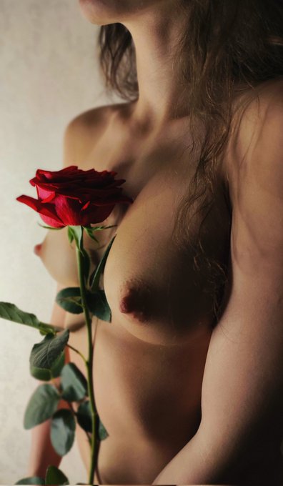 Дарите девушкам цветы они их используют по назначению #нюдсочетверг рт и ❤ https://t.co/LNgB3T8xfX<a href="/tag/%D0%BD%D1%8E%D0%B4%D1%81%D0%BE%D1%87%D0%B5%D1%82%D0%B2%D0%B5%D1%80%D0%B3"class="tags"><span>#нюдсочетверг</span></a>