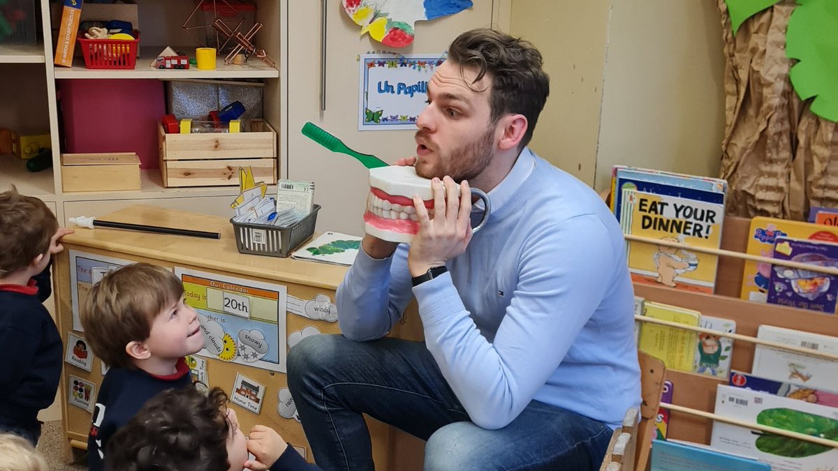 KingsStAlbans's tweet photo. We are expecting some sparkly clean teeth in Nursery and Pre Prep following a visit from dentist and @Old_Vigornians, Rupert Monkhouse. All the children are now experts in how to brush, when to brush and for how long. Thank you for coming @DentistRupert #ShapedByKings https://t.co/PyfzB7nkB1
