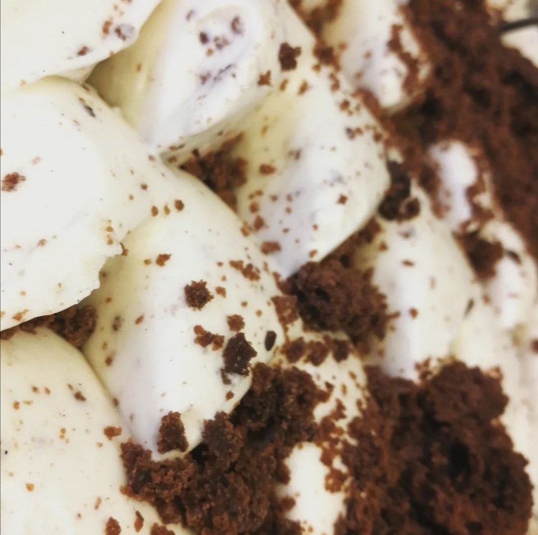veiscafe's tweet photo. Vanille-Brownie-Eis auf Basis von Lupine aus MV 🤗 pur aus dem Becher oder auf der heißen Waffel mit Schlagfix und Sauce 😋 #veganeseis #vanillebrownie #veganuary2022 https://t.co/8rvOS0GIDV