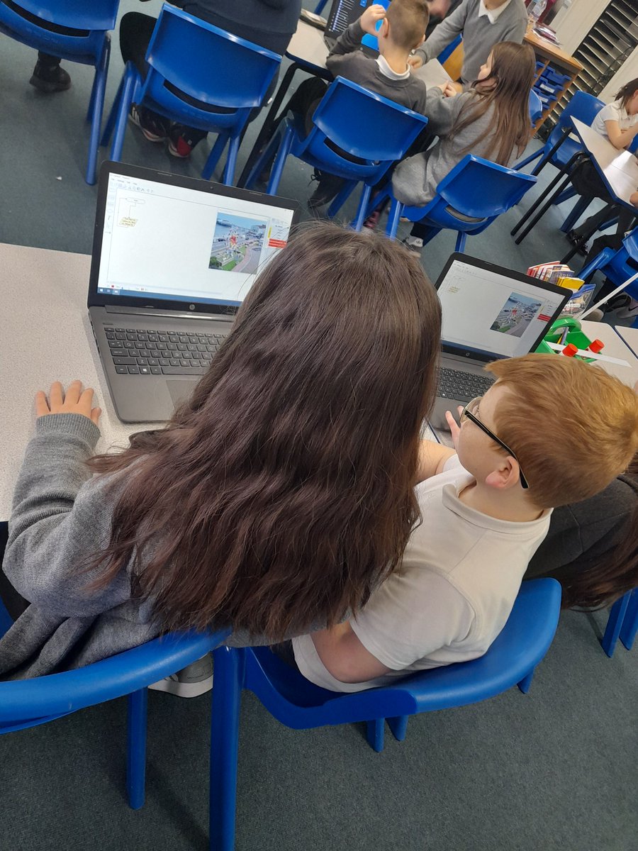 Thorpepark_Hull's tweet photo. Year 5 having a play with Flowol- making the ferris wheel go forwards, backwards, stop and speed up! #computing #flowol #thorpepark https://t.co/4LtGlMVKM2