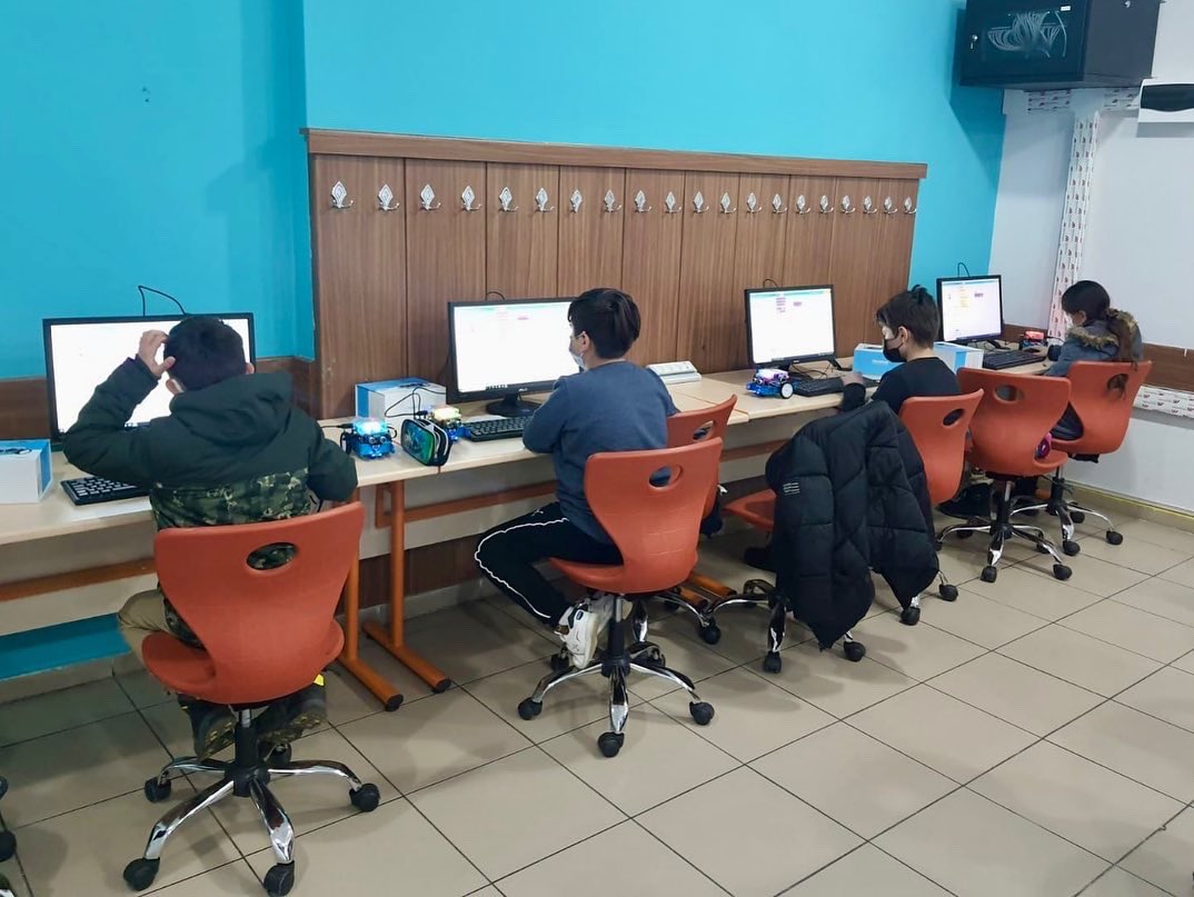 Kodlamaya devam 👩🏻‍💻👨🏻‍💻
📍Gebze Hürriyet İlkokulu&amp;Ortaokulu

#kodeliprojesi #robotikkodlama
