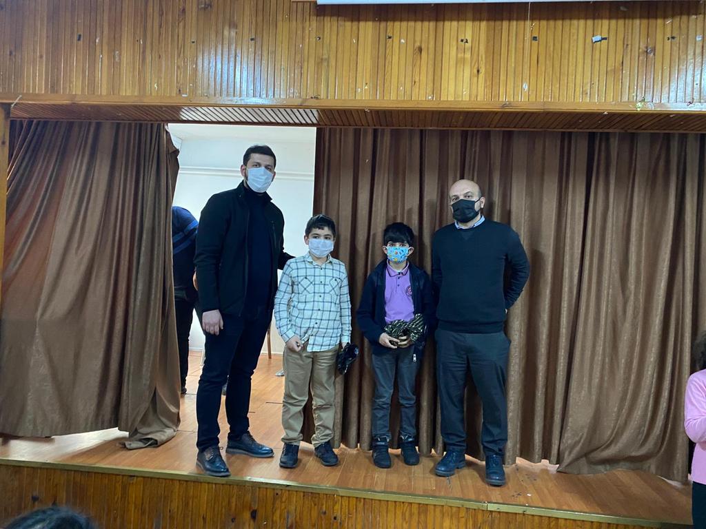 HayOrtaokulu's tweet photo. Hoca Ahmet Yesevi Ortaokulu Okuyor projesi kapsamında yapılan kitap okuma yarışmasında dereceye giren öğrencilerimize ödüllerini verdik @19_mstfylmz
@BagcilarMem @Nihataltintas52 @FuatBulutu https://t.co/pDPhqRzCbf