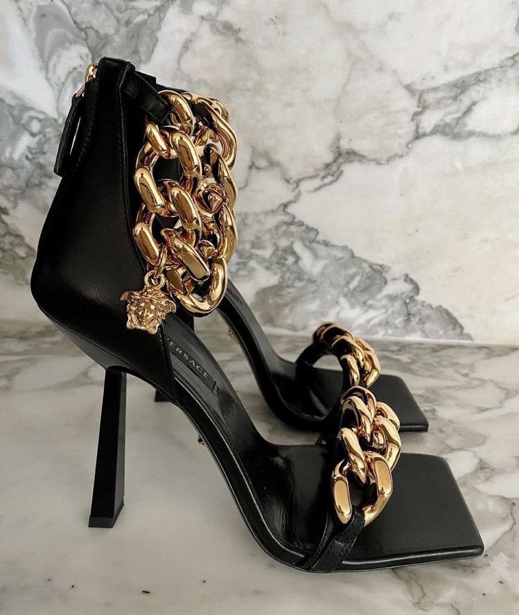 LaVidaEsBellaGT's tweet photo. Versace 🌻 🌼 🌷 🌹 https://t.co/uQRMC5PU7i