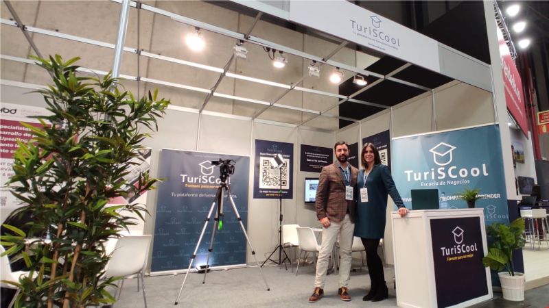 OpenFuture_And's tweet photo. ¿Conoces TuriSCool? Esta startup acelerada en @OpenFuture_And revoluciona la formación de alto nivel para profesionales del sector turístico.
Puedes visitarla en @fitur_madrid Pabellón 10 (10F22). #somosAOF #FITUR2022 https://t.co/B4Vn7RSK9P