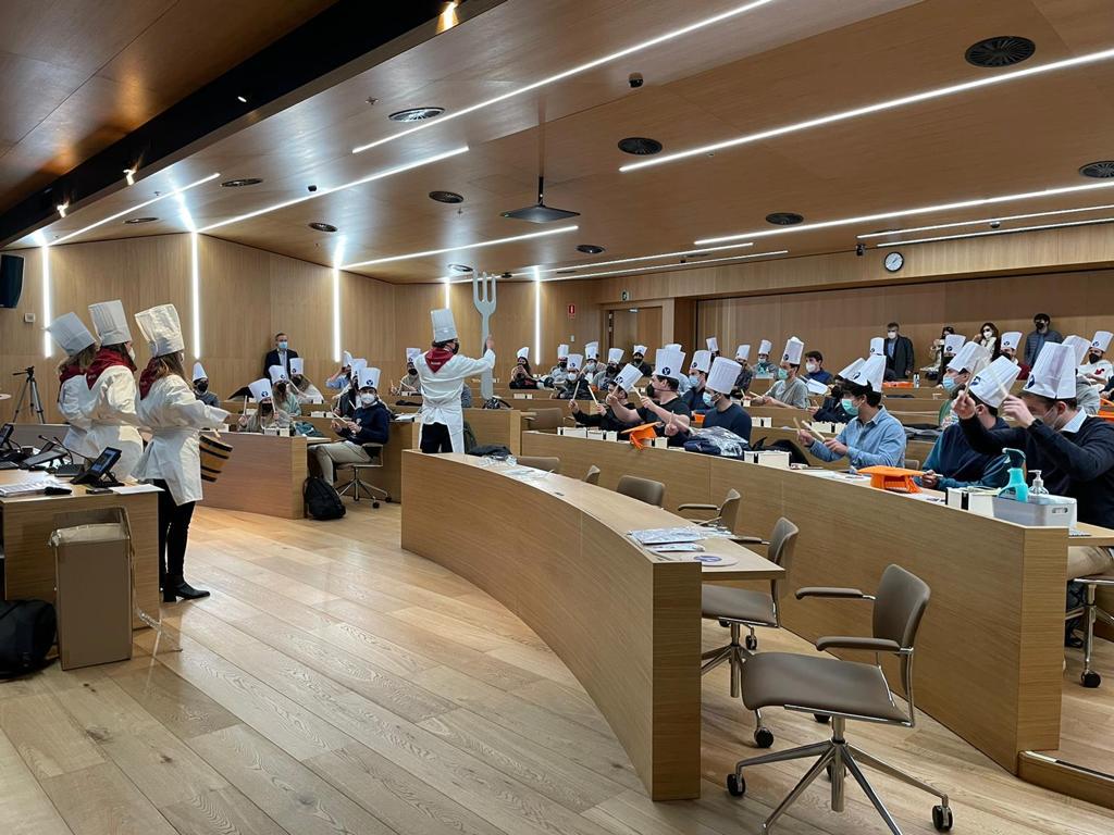 Hoy los alumnos del #MII de <a href="/tecnun/">Tecnun</a> están celebrando la tamborrada en la sede de posgrados de Madrid. La fiesta de San Sebastián llega así también a Madrid. #TamborradaTecnun2022 pic.x.com/z7fcVzp9G5