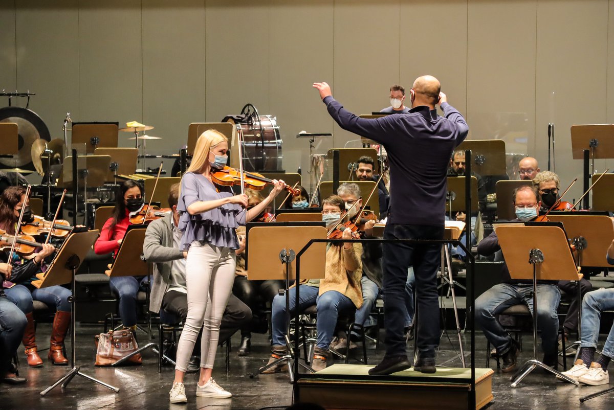 SevillaROS's tweet photo. 🎼¡Todo preparado para el 5ºconcierto del Ciclo Gran Sinfónico! ¿Preparados? La virtuosa @APetryshak y el maestro @giuseppefinzi con la ROSS.

🔹 Concierto en colaboración con el @iicmadrid 

📸 @MarinaCasanova8 https://t.co/PRxEUPYdn3