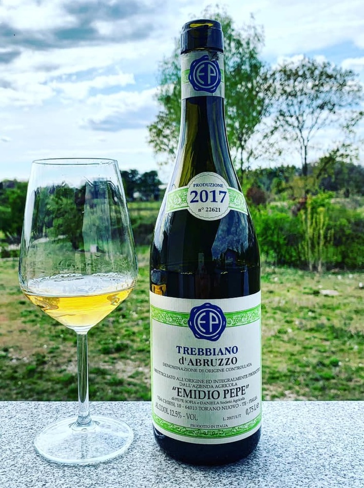 amo_wine's tweet photo. Oggi vi proponiamo il Trebbiano d’Abruzzo di Emidio Pepe, dal color giallo paglierino brillante, dalle note floreali e di frutta bianca, equilibrato, elegante e dal finale lunghissimo. https://t.co/NohGAaqU8z #PROMO #vinibianchi #whitewines #trebbiano #emidiopepe #amowine https://t.co/yRR6t9l2F0