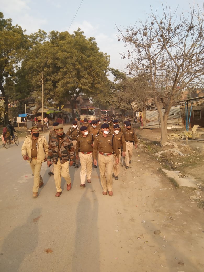 prayagraj_pol's tweet photo. #PRAYAGRAJ_POLICE 
#थाना_बहरिया पुलिस व अर्धसैनिक बल द्वारा #आगामी_विधानसभा_चुनाव_2022 के दृष्टिगत थाना क्षेत्र बहरिया में एरिया डोमिनेशन/फ्लैग मार्च किया गया।
#UPPolice 
#YourVoteMatters 
#AssemblyElection2022
#AgelessDemocracy https://t.co/gKVZe9cCjl