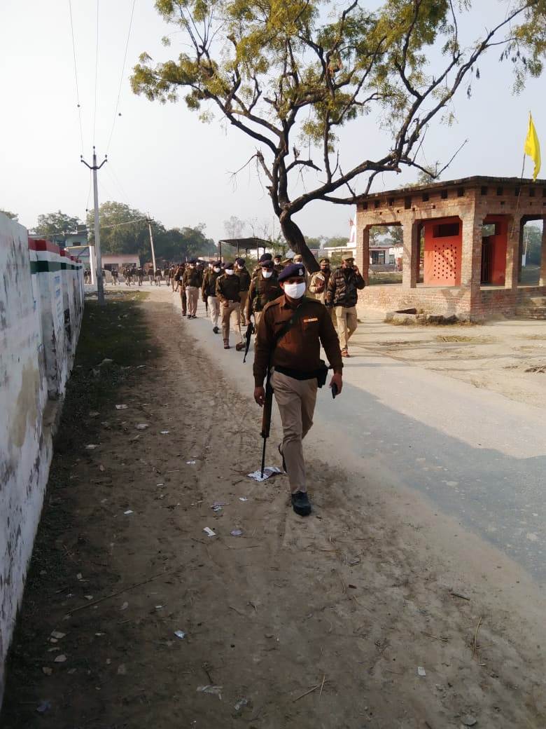 prayagraj_pol's tweet photo. #PRAYAGRAJ_POLICE 
#थाना_बहरिया पुलिस व अर्धसैनिक बल द्वारा #आगामी_विधानसभा_चुनाव_2022 के दृष्टिगत थाना क्षेत्र बहरिया में एरिया डोमिनेशन/फ्लैग मार्च किया गया।
#UPPolice 
#YourVoteMatters 
#AssemblyElection2022
#AgelessDemocracy https://t.co/gKVZe9cCjl