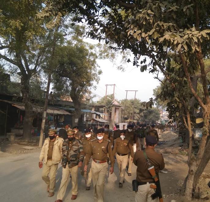 prayagraj_pol's tweet photo. #PRAYAGRAJ_POLICE 
#थाना_बहरिया पुलिस व अर्धसैनिक बल द्वारा #आगामी_विधानसभा_चुनाव_2022 के दृष्टिगत थाना क्षेत्र बहरिया में एरिया डोमिनेशन/फ्लैग मार्च किया गया।
#UPPolice 
#YourVoteMatters 
#AssemblyElection2022
#AgelessDemocracy https://t.co/gKVZe9cCjl