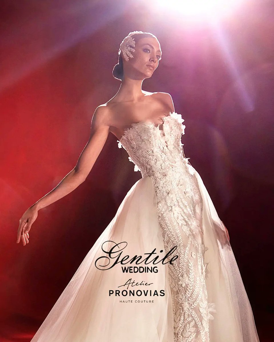 GentileWedding's tweet photo. Un abito raffinato  che scolpisce la figura con un tulle finemente ricamato  fiori 3D in organza realizzati a mano.
 https://t.co/f7niiZSpbu 
#GentileWedding
#altamoda #sposa 
#Monopoli
#abitodasposa
#pronovias
#collezionesposa2022
#WeddingDress 
#bridalcollection2022
#bride https://t.co/DW9gu9s3Ol