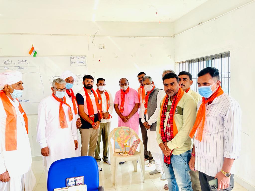 LaljiPatelBJP's tweet photo. માનનીય પ્રદેશ અધ્યક્ષ શ્રી @CRPaatil.       ની અધ્યક્ષતામાં ભાજપ ગુજરાત પ્રદેશના તમામ 579 વોર્ડ-મંડળની એક સાથે વર્ચ્યુઅલ બેઠક યોજાઈ, જેના ભાગરૂપે આજરોજ  @bjp44810729"   સુઇગામ ખાતે ઉપસ્થિત રહી વિવિધ મહત્વપૂર્ણ વિષયો પર ચર્ચા કરી
@gujaratbjp148.
@gumansinhbjp 
@KanubhaivyasBJP https://t.co/Rufr6OPvlI