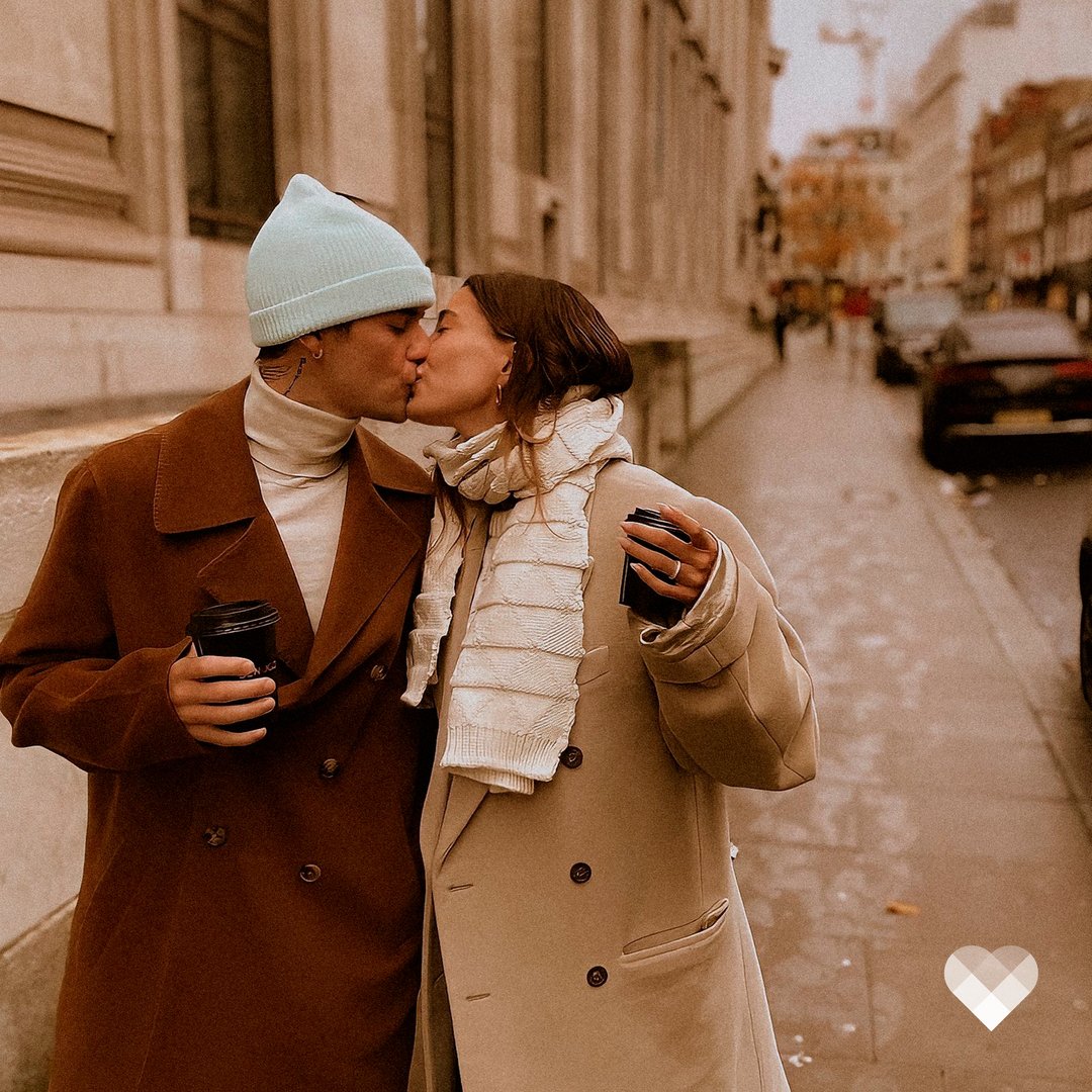 eharmonyUK's tweet photo. Is anyone else still totally obsessed with this picture of Justin and Hailey Bieber playing tourists in London 😍😍🇬🇧 https://t.co/g1xoE0Pbk3